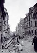 Die Semlower Straße nach dem Bombenangriff