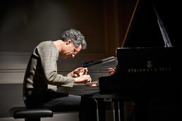 Matthias Kirschnereit am Klavier; Fotos: Maike Helbig