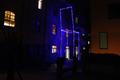 Ein 9 m hoher Lichtstuhl taucht in den  Abendstunden den Hof des Speichers in ein Blaues Licht